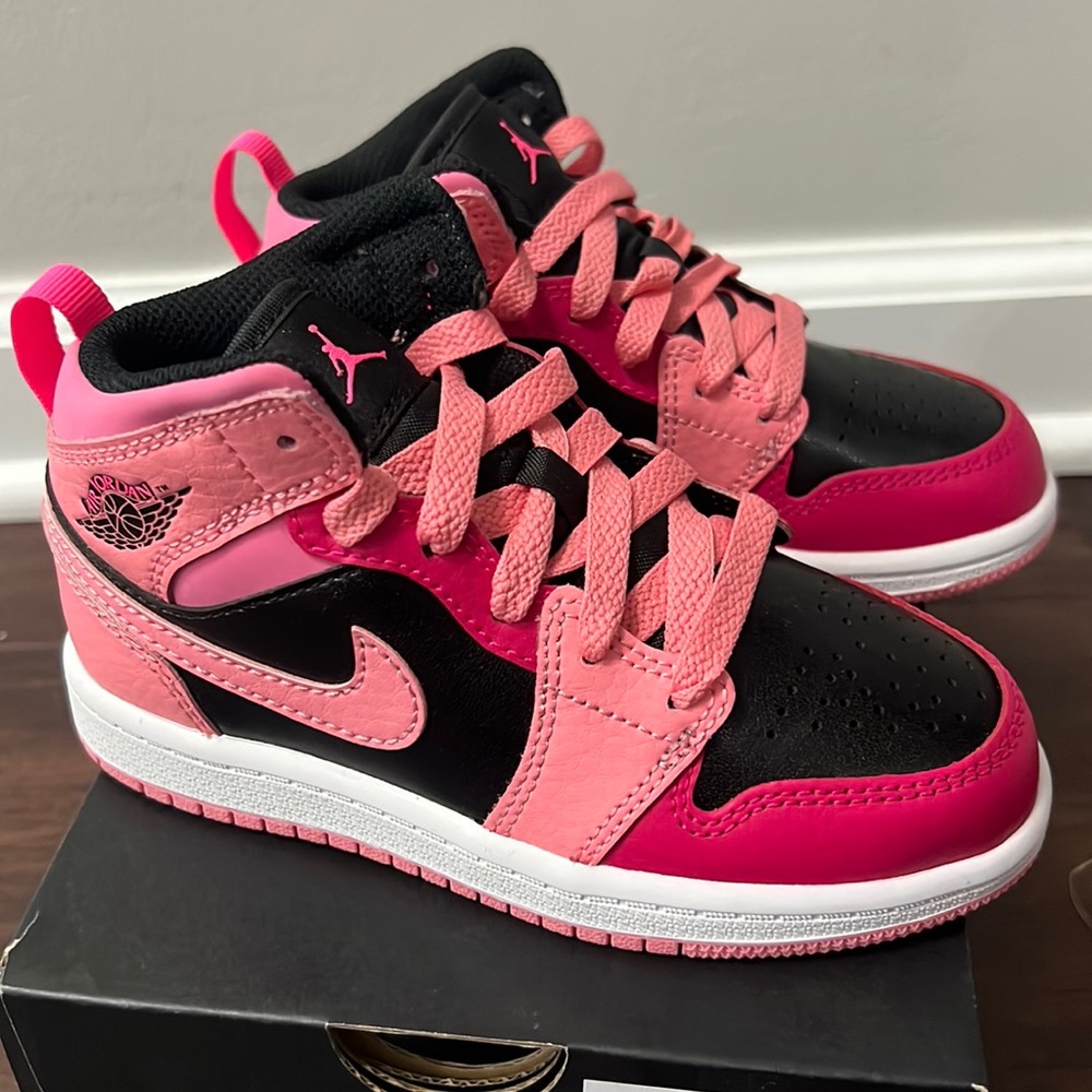 Jordan 1 Mid “Coral Chalk” size 11c
